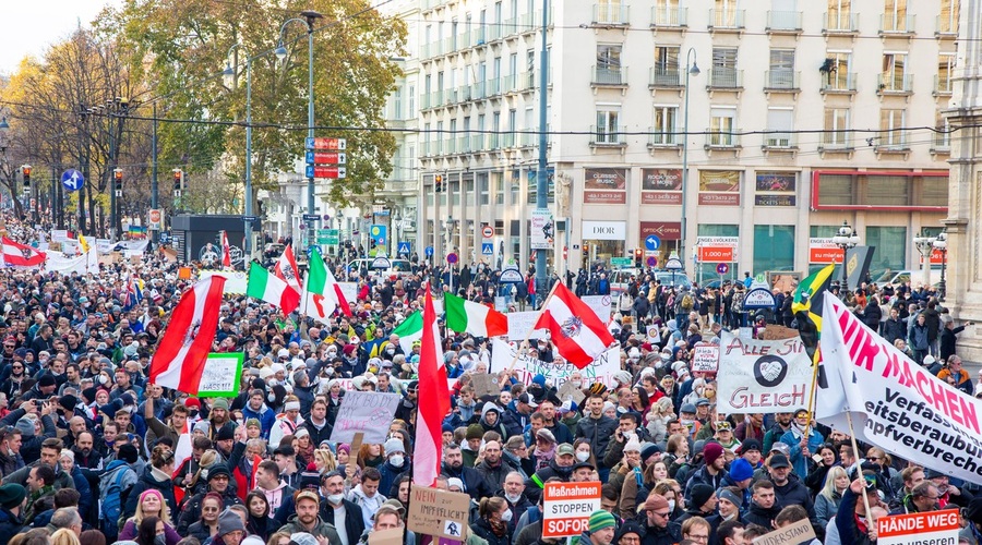 35.000 ljudi na dunajskih ulicah protestiralo proti zaprtju in obveznem cepljenju (foto: profimedia)
