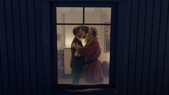 [VIDEO] Viralen božični oglas, v katerem Božiček poljubi moškega, postal neverjetno priljubljen (foto: Youtube Screenshot)