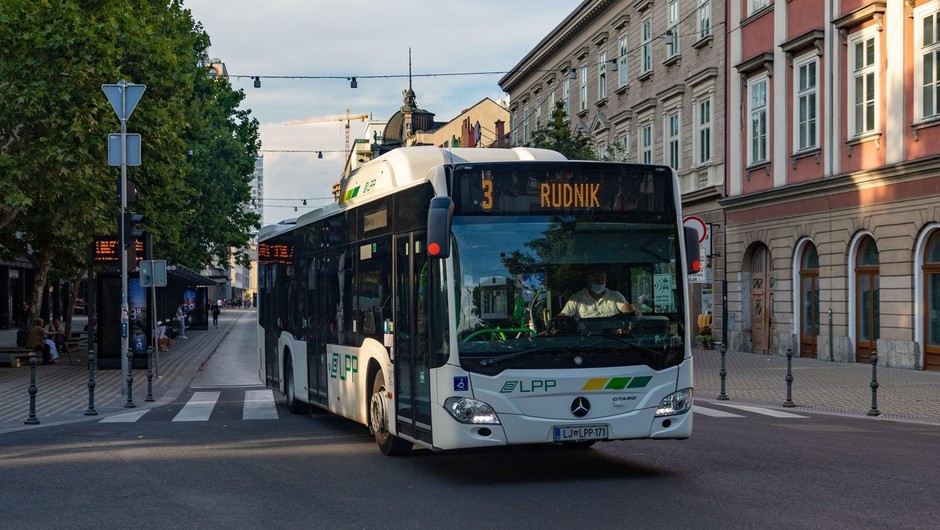 
                            Javni prevoz v Sloveniji redno uporablja komaj desetina gospodinjstev (foto: profimedia)