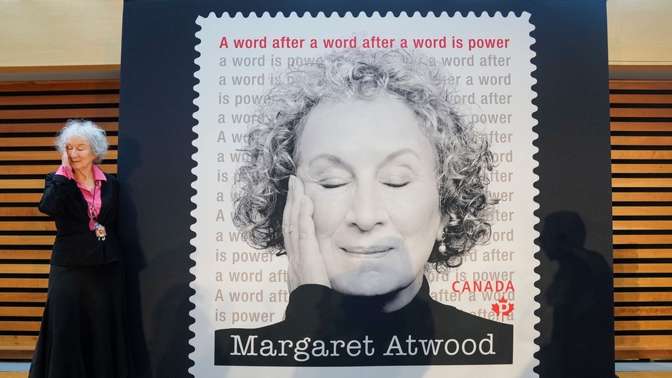 
                            Avtorico romana Deklina zgodba Margaret Atwood v Kanadi počastili z znamko (foto: profimedia)