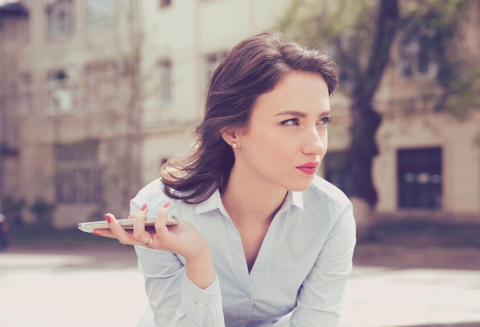 STISNJENE USTNICE Nestrinjanje ali obsojanje je pogosto povezano tudi s stisnjenimi ustnicami. Stiskanje ustnic je "neodobravanje ali preziranje nečesa, kar …