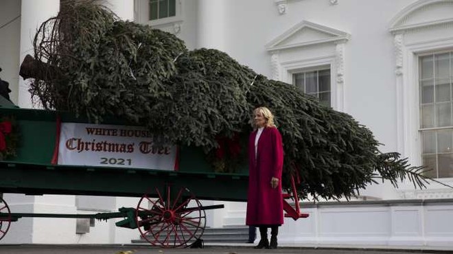 Med božičnimi okraski v Bidnovi Beli hiši tudi Trump (foto: Xinhua/STA)
