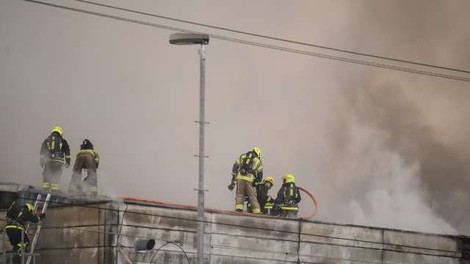 V Ljubljani zagorelo v večjem skladišču v Šentvidu