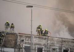 V Ljubljani zagorelo v večjem skladišču v Šentvidu