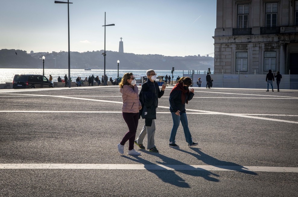 Delež pozitivnih testov je v ponedeljek znašal 39,5 odstotka (foto: Profimedia)
