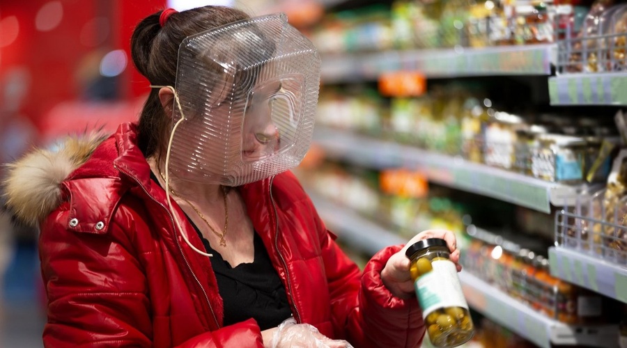 Kaj lahko in česa ne bi smeli početi, ko nosite zaščitno masko (foto: profimedia)