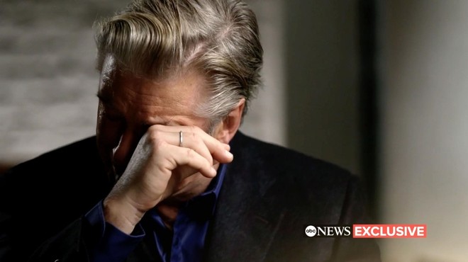 Zlomljeni Alec Baldwin v solzah: "Nisem pritisnil na sprožilec" (foto: profimedia)