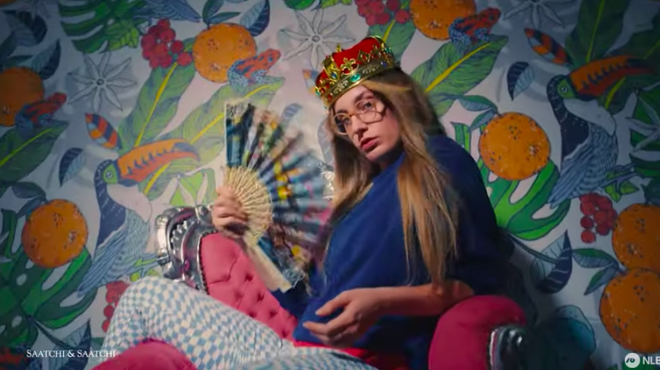 Kdo je v resnici "Mojca, kraljica spleta", iz reklame za plačilno kartico? (foto: Saatchi & Saatchi/NLB)