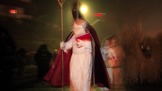 
                            Miklavž ali Sveti Nikolaj (dobri decembrski mož, ki otrokom prinaša darila vrlin) (foto: profimedia)