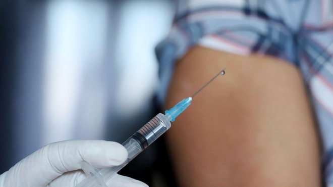 Italijan se je skušal izogniti cepljenju z umetno roko iz silikona, a so prevaro zlahka razkrili (foto: profimedia)