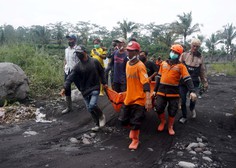 Izbruh vulkana Semeru na indonezijskem otoku Java terjal 13 življenj