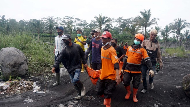 Izbruh vulkana Semeru na indonezijskem otoku Java terjal 13 življenj (foto: profimedia)