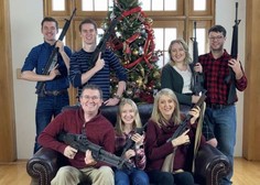 Kritike na račun ameriškega kongresnika zaradi božične fotografije z orožjem