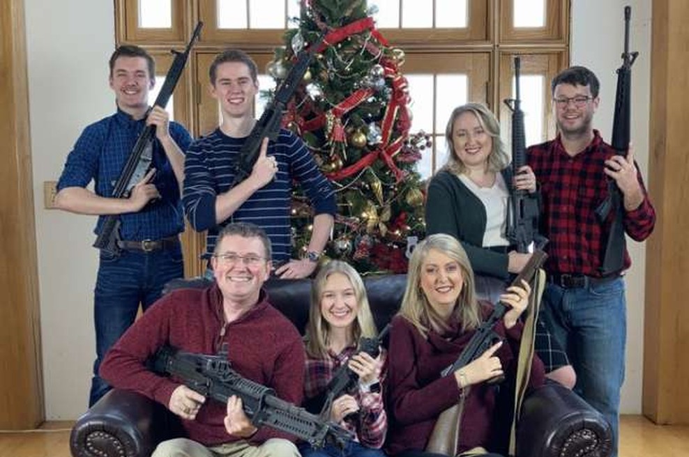 Kritike na račun ameriškega kongresnika zaradi božične fotografije z orožjem (foto: Twitter)