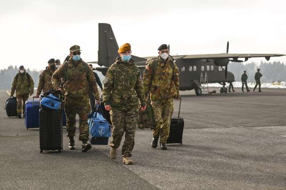 V Slovenijo pripotovalo še osem zdravstvenih delavcev italijanske vojske (foto: Tamino Petelinšek/STA)