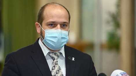 Minister Poklukar napovedal premislek o odpravi zaščitnih mask v šolah