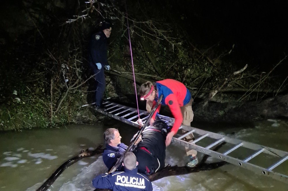 Iz Dragonje reševali žensko s štirimi otroki (10-letno deklico še vedno iščejo) (foto: PU Koper)