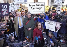 Britansko sodišče ugodilo pritožbi ZDA in razveljavilo zavrnitev izročitve Juliana Assangea