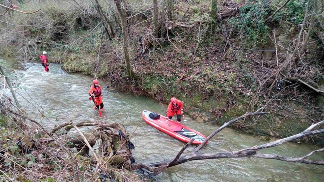 Truplo pogrešane desetletnice našli dva metra pod gladino na hrvaški strani Dragonje (foto: PU Koper)