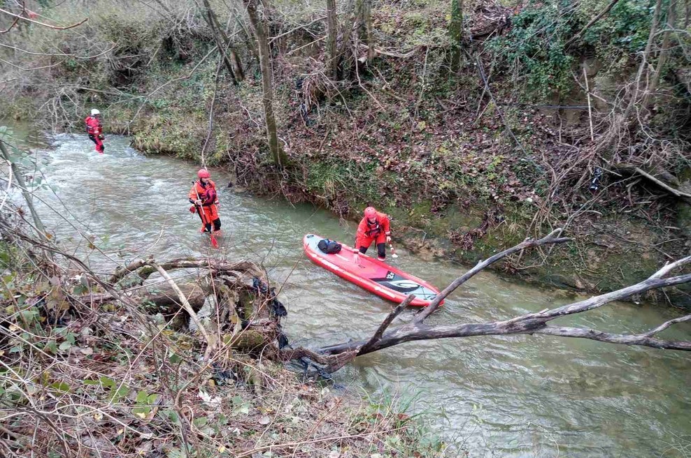 Truplo pogrešane desetletnice našli dva metra pod gladino na hrvaški strani Dragonje (foto: PU Koper)