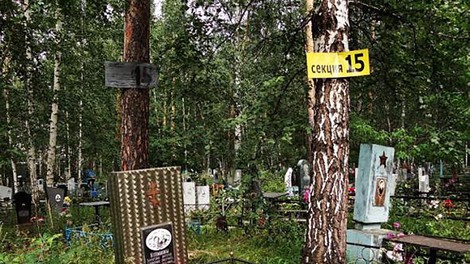 Grobovi ruskih mafijcev kot spomeniki trenirkam in zlatim verižicam