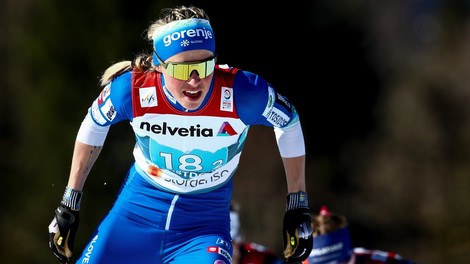 Anamarija Lampič na zmagovalnih stopničkah sprinta v svetovnem pokalu