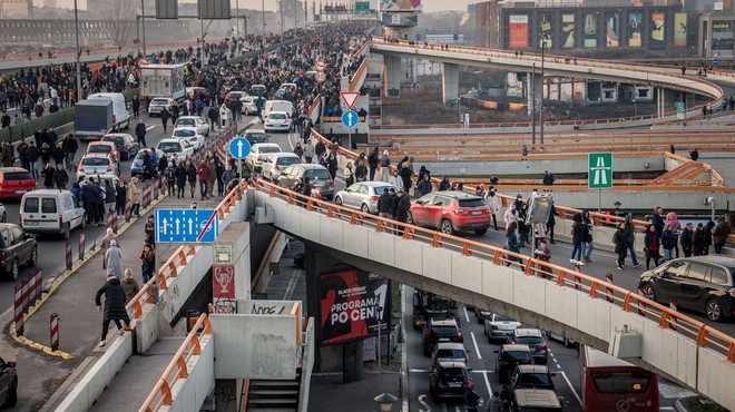 V Srbiji ponovno protestirali, v Beogradu za približno uro blokirali avtocesto (foto: profimedia)