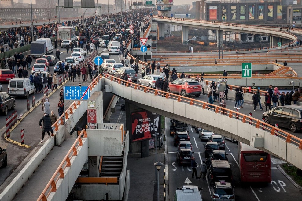 V Srbiji ponovno protestirali, v Beogradu za približno uro blokirali avtocesto (foto: profimedia)