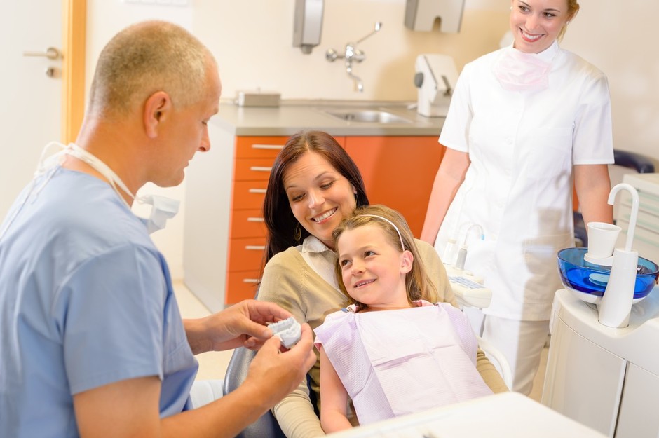 1. trik: Otroka poizkusite že pri enem letu peljati k zobozdravniku. Tako ga boste že od začetka navadili na takšen …