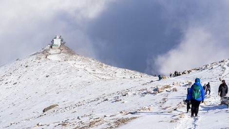 Reševalci planinca, ki ju je zasul plaz na Tolstem vrhu, prepeljali na varno