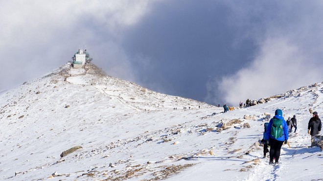 Reševalci planinca, ki ju je zasul plaz na Tolstem vrhu, prepeljali na varno (foto: profimedia)