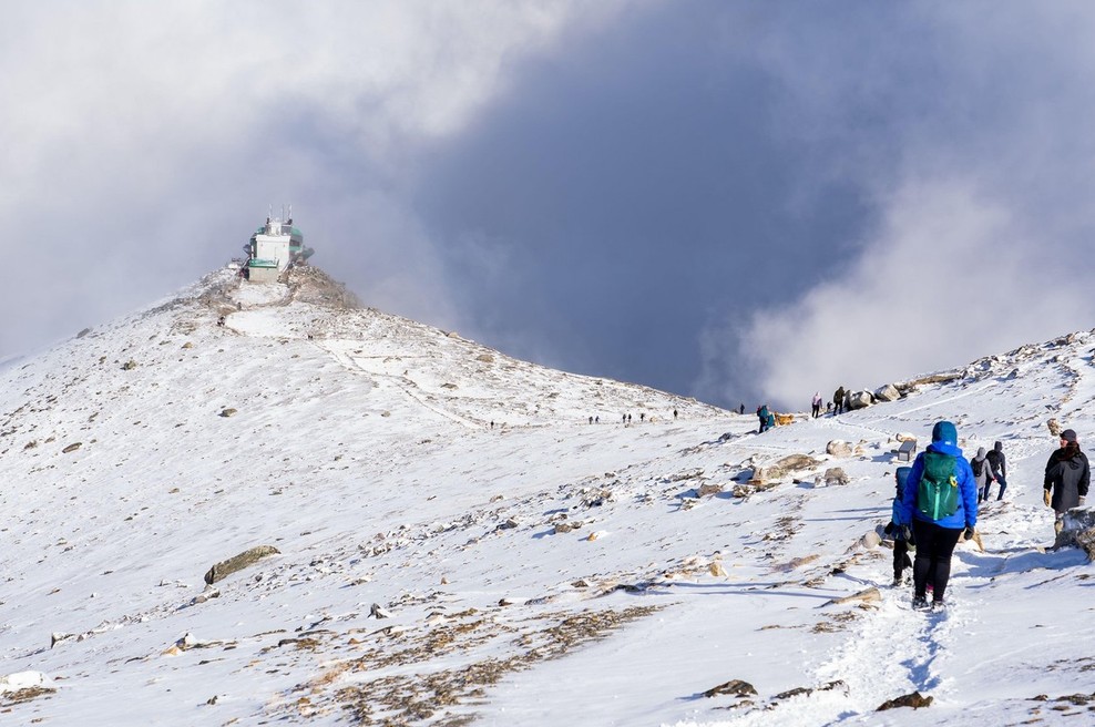 Reševalci planinca, ki ju je zasul plaz na Tolstem vrhu, prepeljali na varno (foto: profimedia)
