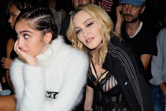Madonno kritiki označili za 'obupano', ker se je računalniško dodala v hčerkino modno fotografijo