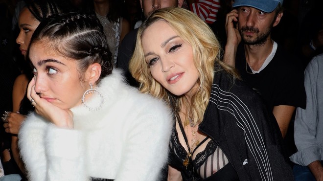 Madonno kritiki označili za 'obupano', ker se je računalniško dodala v hčerkino modno fotografijo (foto: Profimedia)