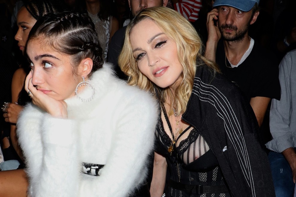 Madonno kritiki označili za 'obupano', ker se je računalniško dodala v hčerkino modno fotografijo (foto: Profimedia)