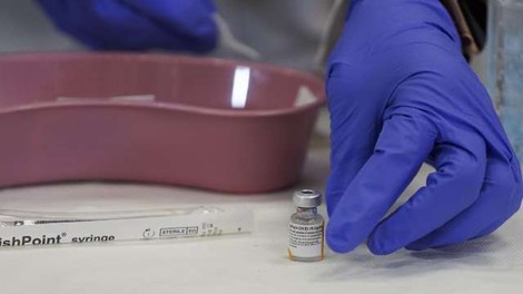 Pfizerjevo cepivo 70-odstotno učinkovito proti hospitalizaciji zaradi omikrona