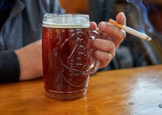 Cigarete in alkohol: zakaj pijača vpliva na željo po kajenju
