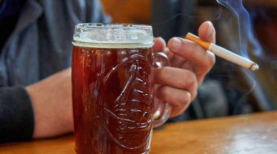 Cigarete in alkohol: zakaj pijača vpliva na željo po kajenju (foto: Profimedia)
