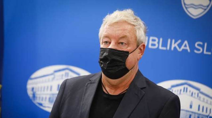 Štrukelj: Brez zaščitnih sredstev bi okuženi z omikronom okužil 20-30 ljudi (foto: Anže Malovrh/STA)