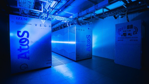 
                            Vega v elitni trideseterici superračunalnikov v svetovnem merilu (foto: arhiv IZUM)