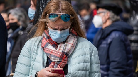Delež pozitivnih testov se je v primerjavi z dnevom prej znižal za 7,6 odstotne točke