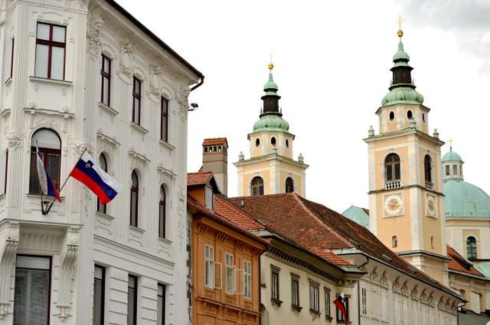 Upravno sodišče zavrnilo zahtevo po izbrisu podatkov iz krstne knjige (foto: Tamino Petelinšek/STA)