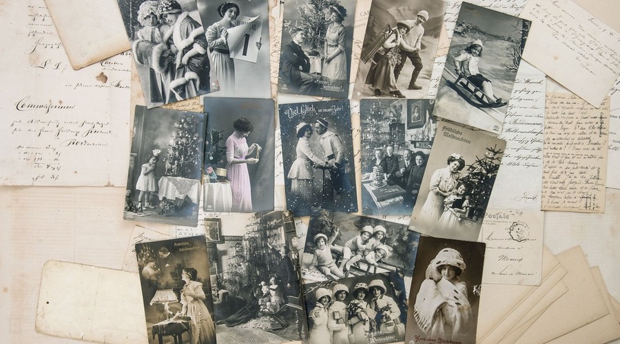 Decembrska tradicija, ki se vrača (ste letos že napisali božično voščilnico?) (foto: profimedia)