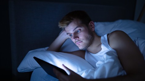 5 znakov, ki kažejo, da ste odvisni od gledanja tv-serij
