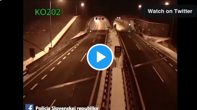 NEVERJETNO: To nesrečo pred tunelom je 44-letni voznik BMW-ja PREŽIVEL? (foto: FB Slovaška policija)