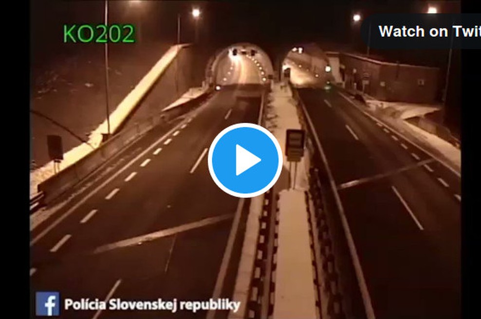 NEVERJETNO: To nesrečo pred tunelom je 44-letni voznik BMW-ja PREŽIVEL? (foto: FB Slovaška policija)