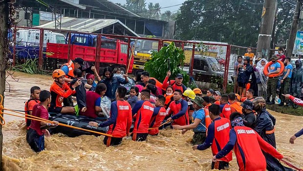
                            Število žrtev tajfuna Rai na Filipinih se je povzpelo na 142, veliko ljudi pogrešajo (foto: profimedia)