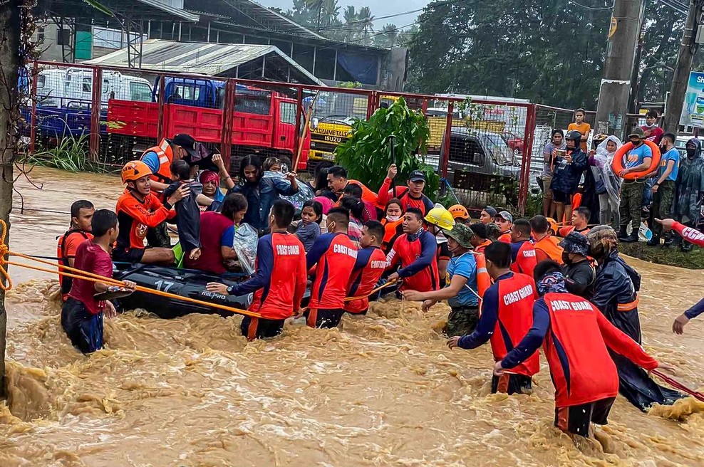 Število žrtev tajfuna Rai na Filipinih se je povzpelo na 142, veliko ljudi pogrešajo (foto: profimedia)