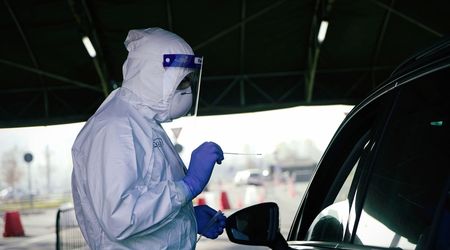 Testiranje na koronavirus po sistemu drive-in se z Metelkove seli v Stožice (foto: Profimedia)