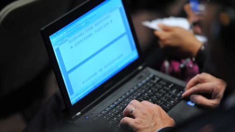 Oktobra so gospodinjstva za elektronske komunikacije v povprečju namenila 80 evrov